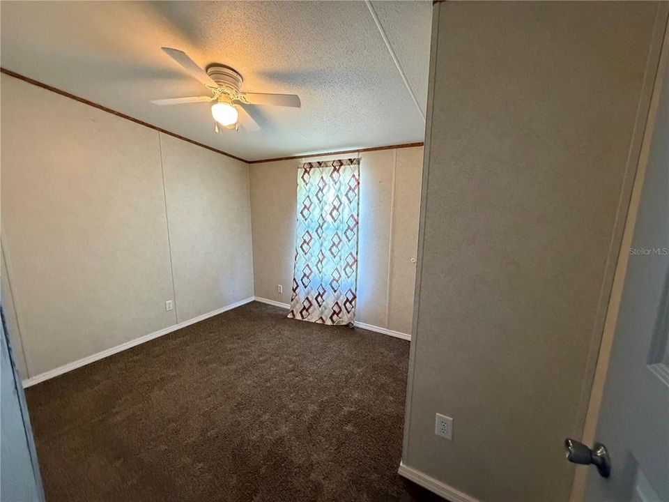 На продажу: $385,000 (6 спален, 3 ванн, 2040 Квадратных фут)