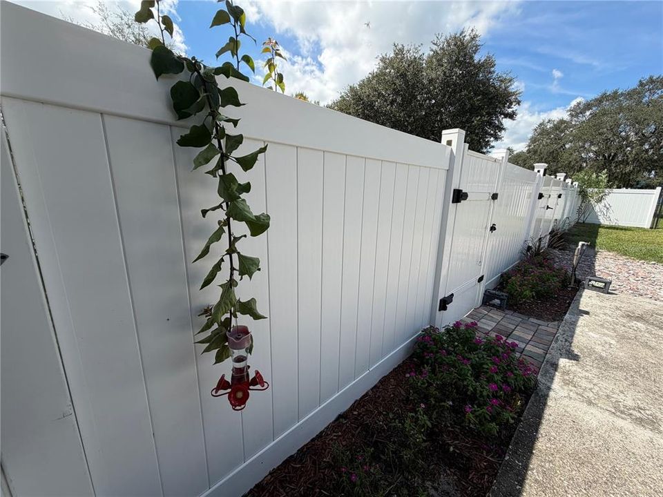 На продажу: $385,000 (6 спален, 3 ванн, 2040 Квадратных фут)