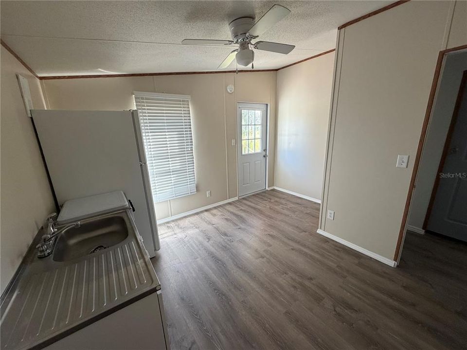 На продажу: $385,000 (6 спален, 3 ванн, 2040 Квадратных фут)