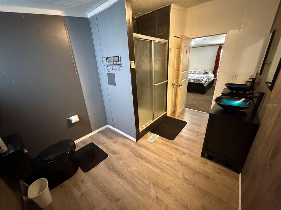 На продажу: $385,000 (6 спален, 3 ванн, 2040 Квадратных фут)