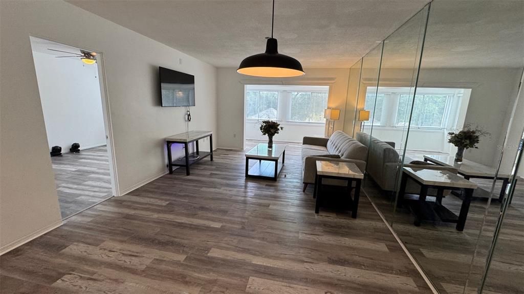 合同活跃: $85,000 (1 贝兹, 1 浴室, 780 平方英尺)