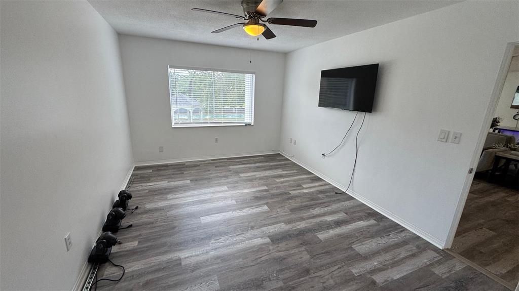 合同活跃: $85,000 (1 贝兹, 1 浴室, 780 平方英尺)