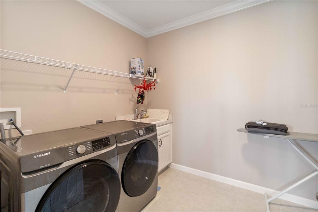 For Sale: $945,000 (6 beds, 4 baths, 3710 Square Feet)