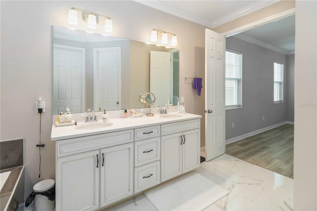 For Sale: $945,000 (6 beds, 4 baths, 3710 Square Feet)