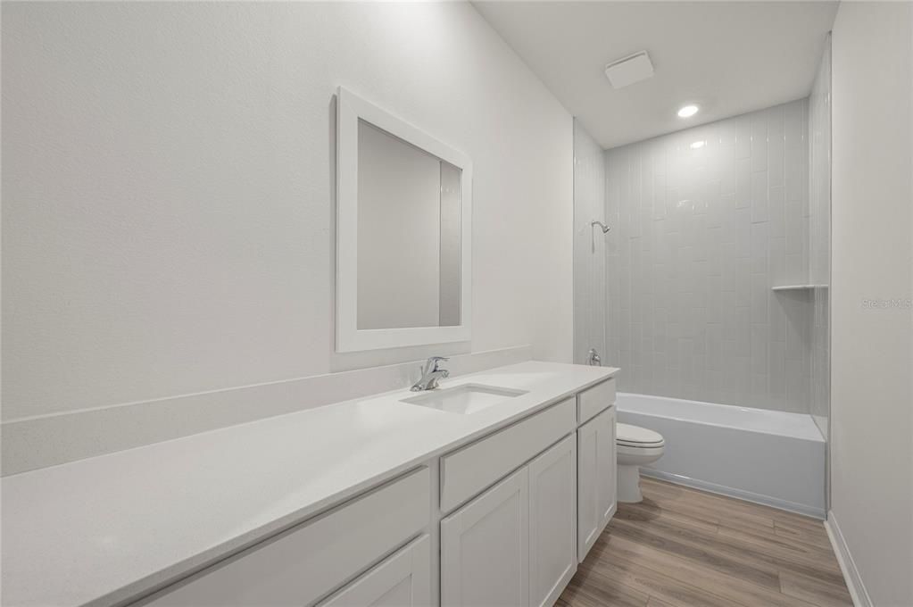 Activo con contrato: $354,900 (5 camas, 3 baños, 1984 Pies cuadrados)