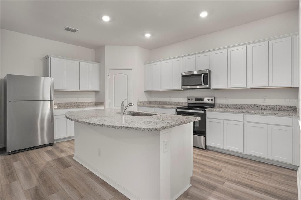 Activo con contrato: $354,900 (5 camas, 3 baños, 1984 Pies cuadrados)