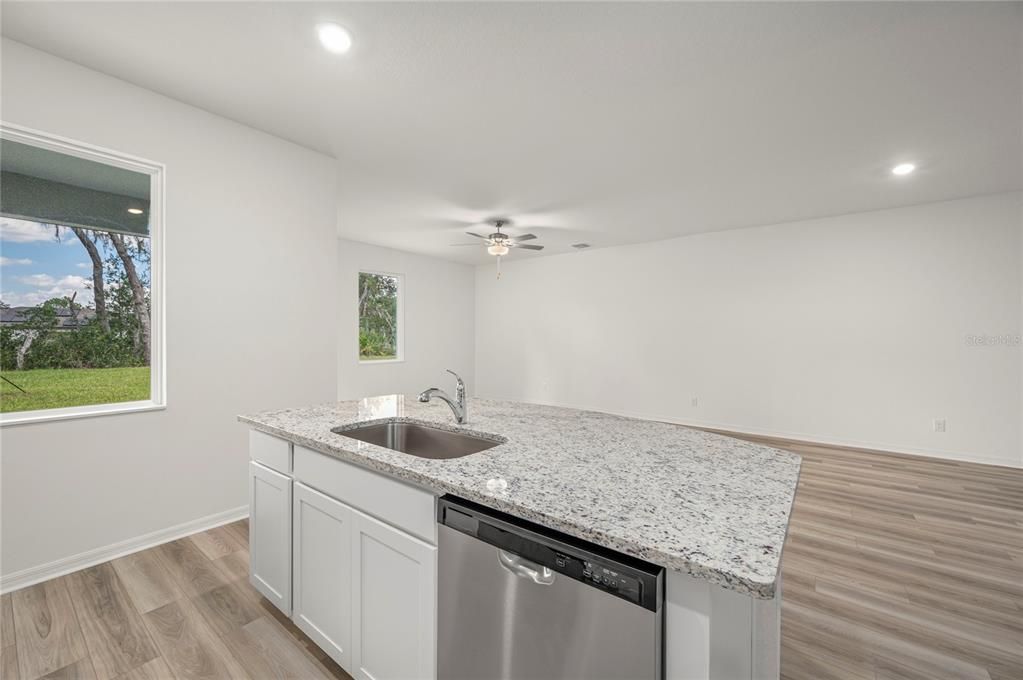 Activo con contrato: $354,900 (5 camas, 3 baños, 1984 Pies cuadrados)