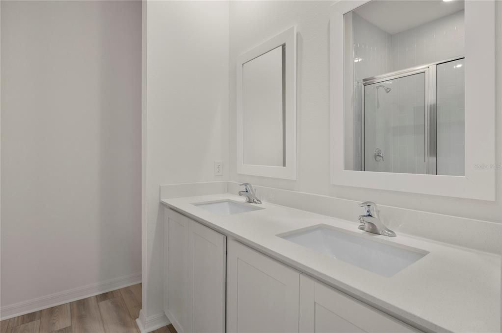 Activo con contrato: $354,900 (5 camas, 3 baños, 1984 Pies cuadrados)