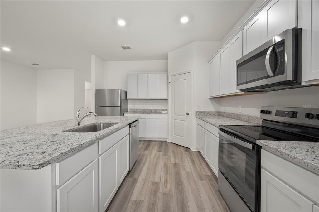 Activo con contrato: $354,900 (5 camas, 3 baños, 1984 Pies cuadrados)