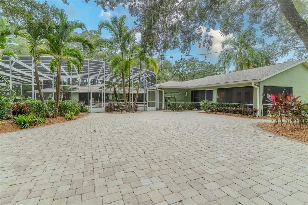 For Sale: $1,900,000 (4 beds, 4 baths, 3661 Square Feet)