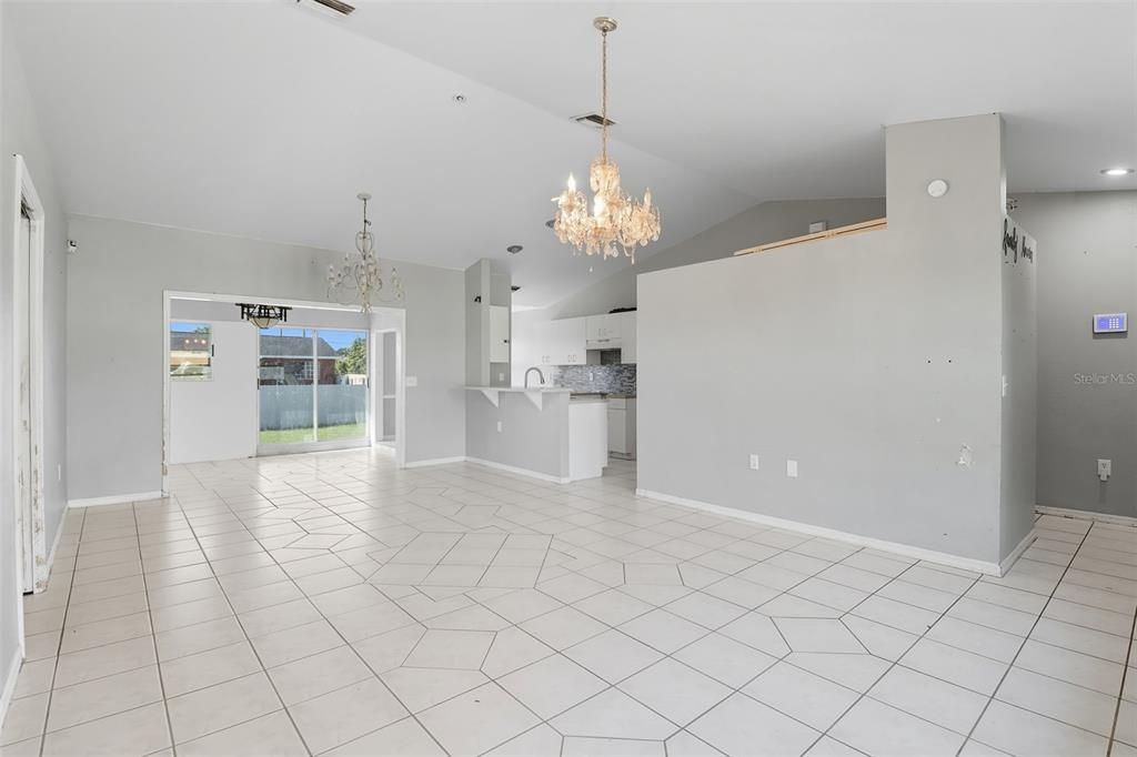 Под контрактом: $214,900 (3 спален, 2 ванн, 1409 Квадратных фут)