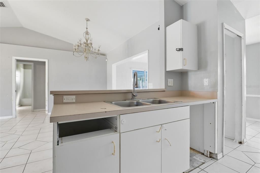 Под контрактом: $214,900 (3 спален, 2 ванн, 1409 Квадратных фут)