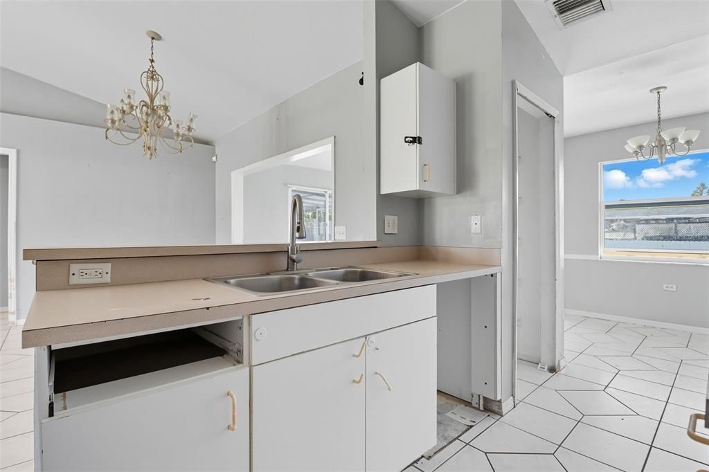 Под контрактом: $214,900 (3 спален, 2 ванн, 1409 Квадратных фут)