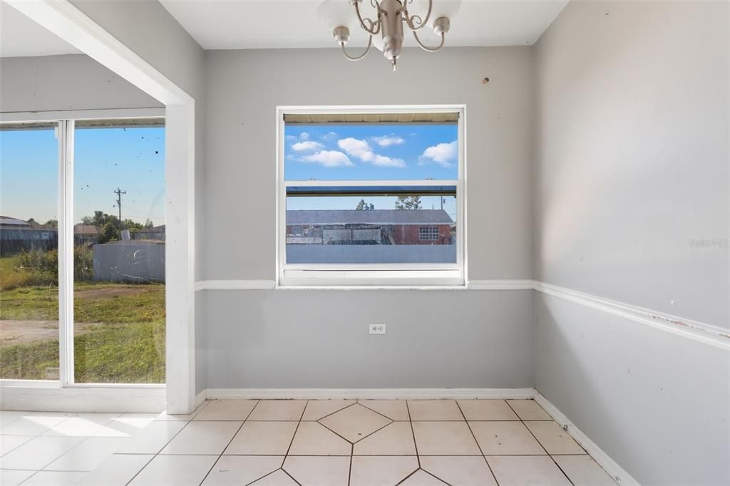 Под контрактом: $214,900 (3 спален, 2 ванн, 1409 Квадратных фут)