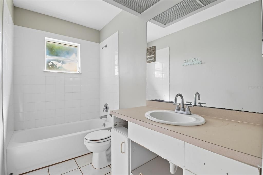 Под контрактом: $214,900 (3 спален, 2 ванн, 1409 Квадратных фут)