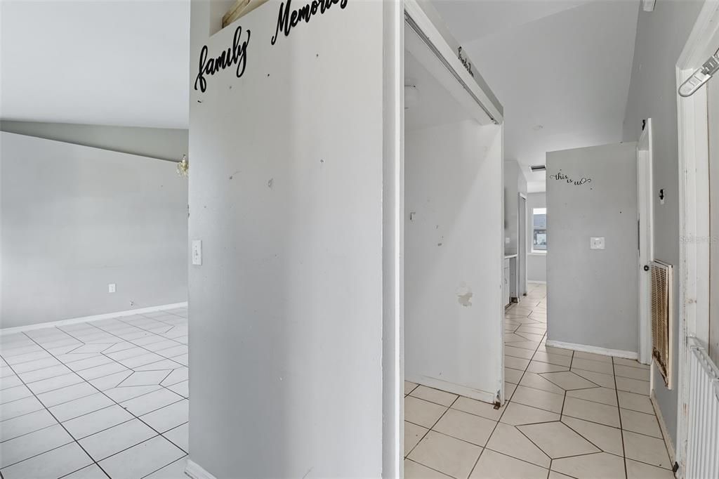 Под контрактом: $214,900 (3 спален, 2 ванн, 1409 Квадратных фут)