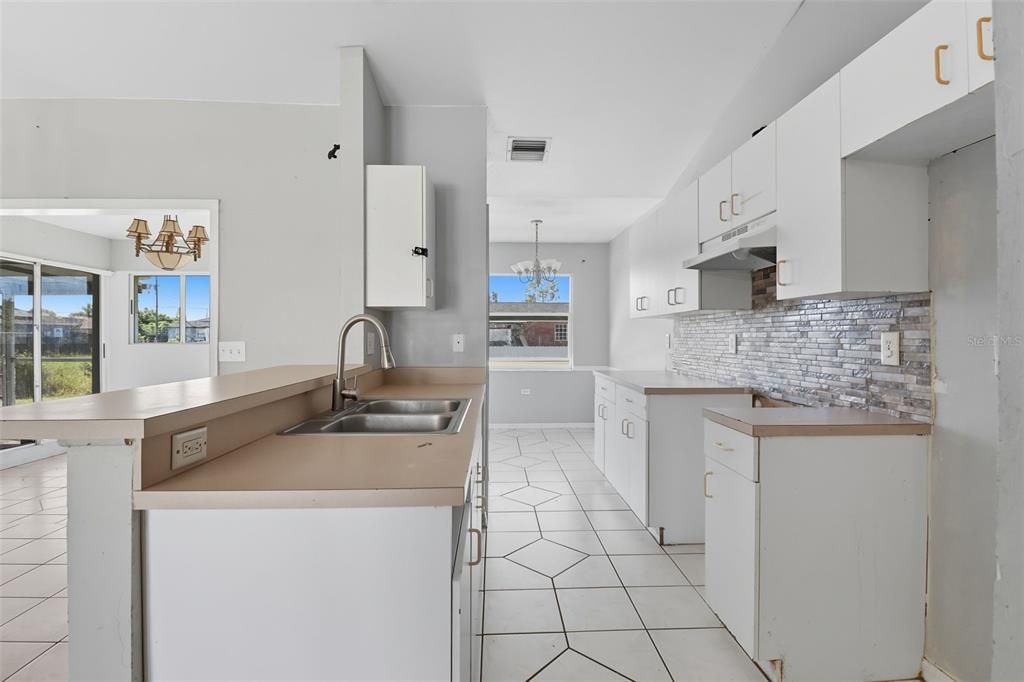 Под контрактом: $214,900 (3 спален, 2 ванн, 1409 Квадратных фут)