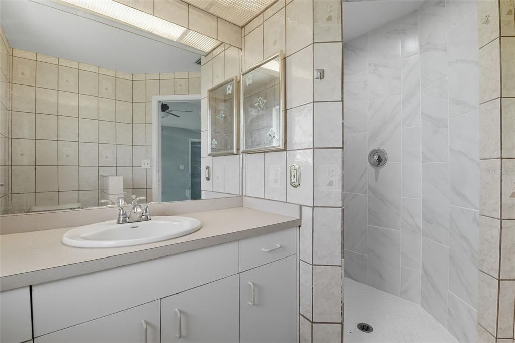 Под контрактом: $214,900 (3 спален, 2 ванн, 1409 Квадратных фут)