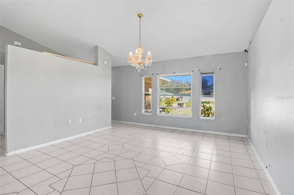 Под контрактом: $214,900 (3 спален, 2 ванн, 1409 Квадратных фут)