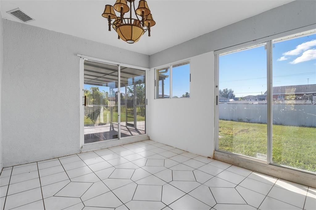 Под контрактом: $214,900 (3 спален, 2 ванн, 1409 Квадратных фут)