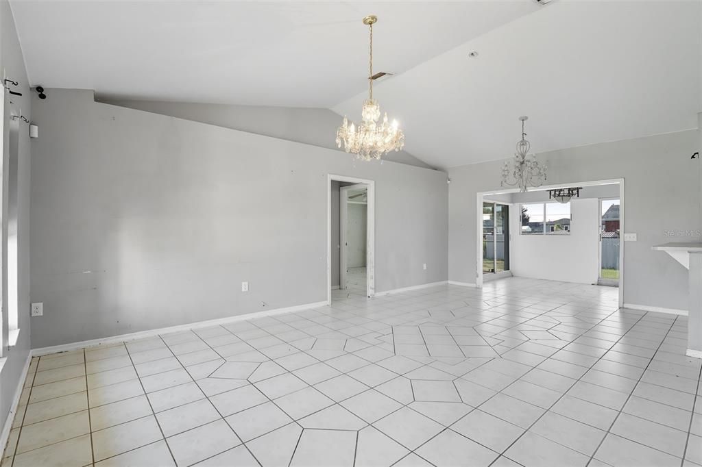 Под контрактом: $214,900 (3 спален, 2 ванн, 1409 Квадратных фут)