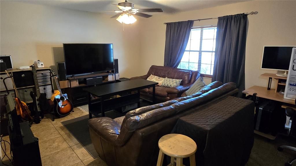 For Sale: $195,000 (2 beds, 1 baths, 943 Square Feet)