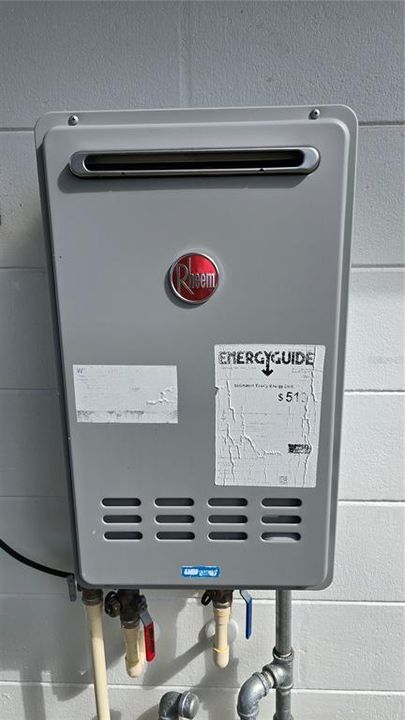 For Sale: $195,000 (2 beds, 1 baths, 943 Square Feet)