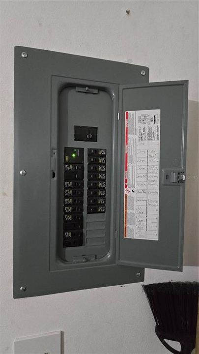 For Sale: $195,000 (2 beds, 1 baths, 943 Square Feet)