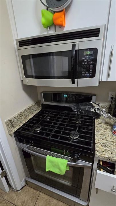 For Sale: $195,000 (2 beds, 1 baths, 943 Square Feet)