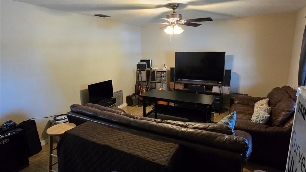 For Sale: $195,000 (2 beds, 1 baths, 943 Square Feet)