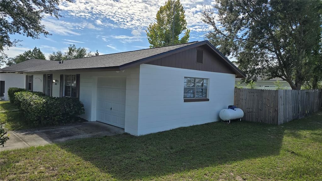 For Sale: $195,000 (2 beds, 1 baths, 943 Square Feet)