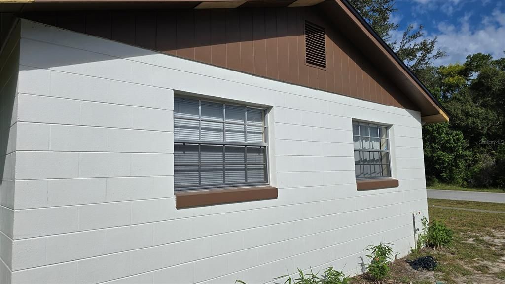 For Sale: $195,000 (2 beds, 1 baths, 943 Square Feet)