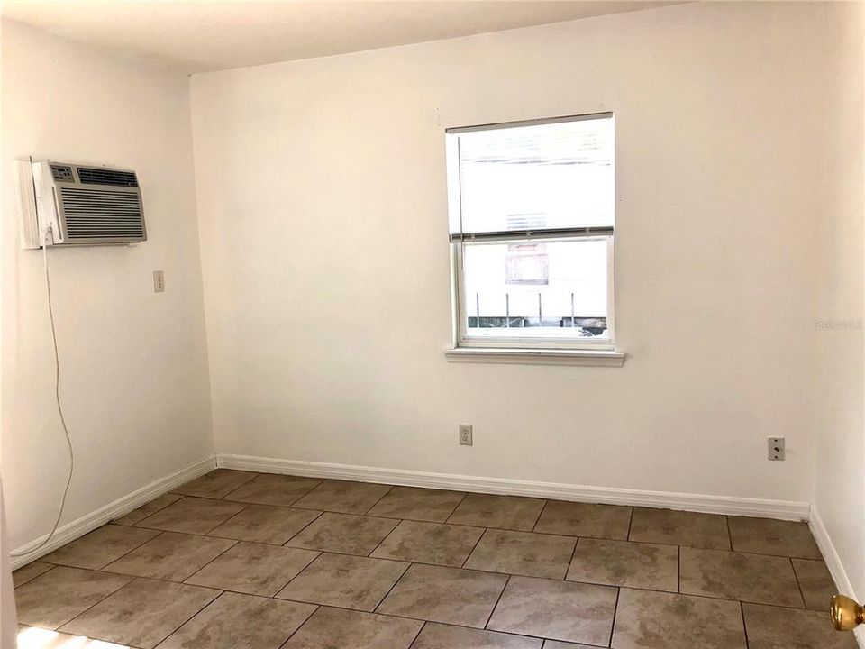 出租: $1,000 (2 贝兹, 1 浴室, 550 平方英尺)