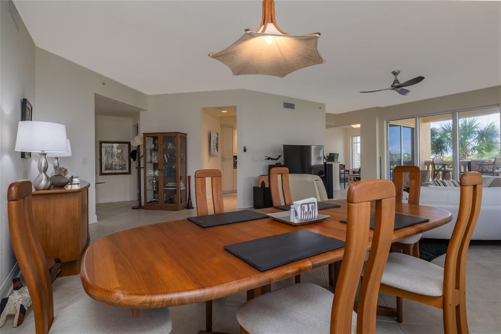 На продажу: $800,000 (3 спален, 2 ванн, 2110 Квадратных фут)