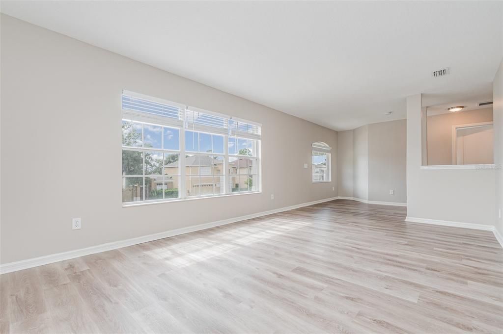 Под контрактом: $359,900 (3 спален, 2 ванн, 2656 Квадратных фут)