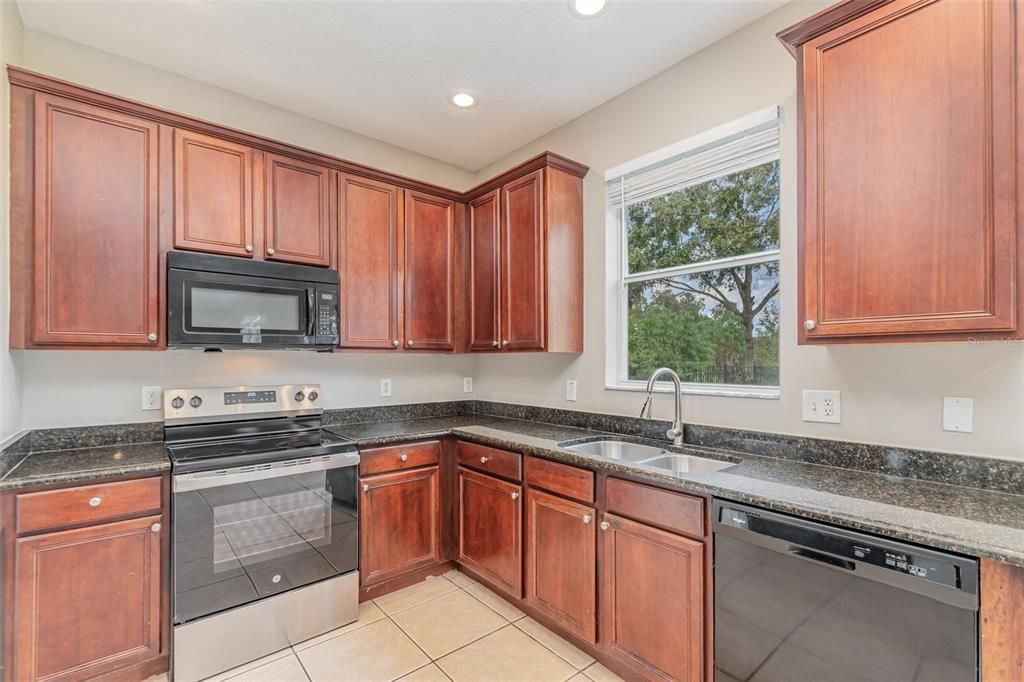 Под контрактом: $359,900 (3 спален, 2 ванн, 2656 Квадратных фут)