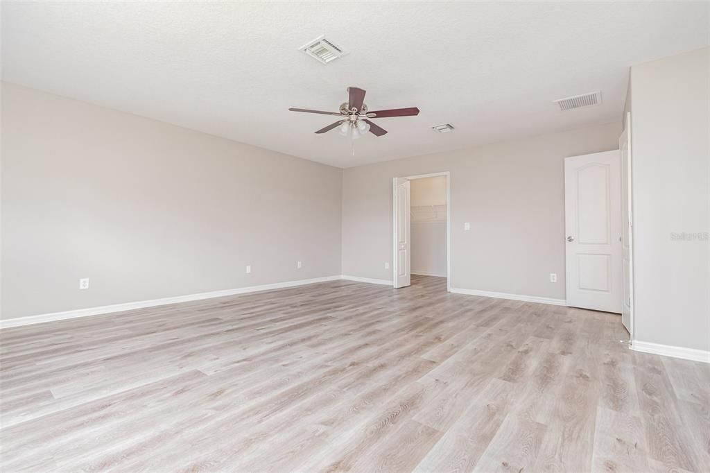 Под контрактом: $359,900 (3 спален, 2 ванн, 2656 Квадратных фут)