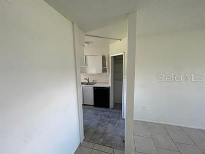 Active With Contract: $1,395 (2 beds, 1 baths, 780 Square Feet)