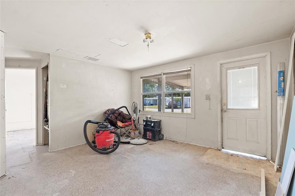 For Sale: $210,000 (2 beds, 1 baths, 644 Square Feet)