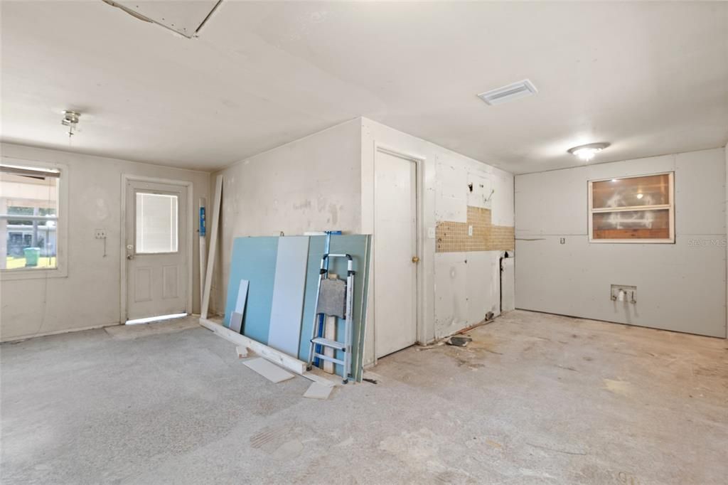 For Sale: $210,000 (2 beds, 1 baths, 644 Square Feet)