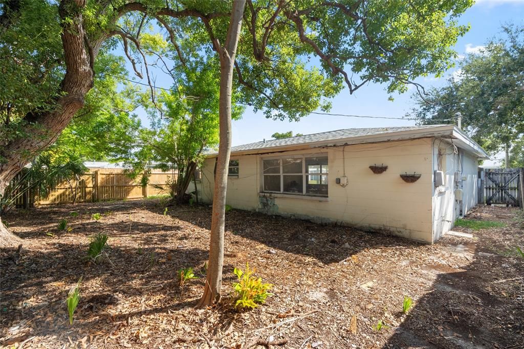 For Sale: $210,000 (2 beds, 1 baths, 644 Square Feet)