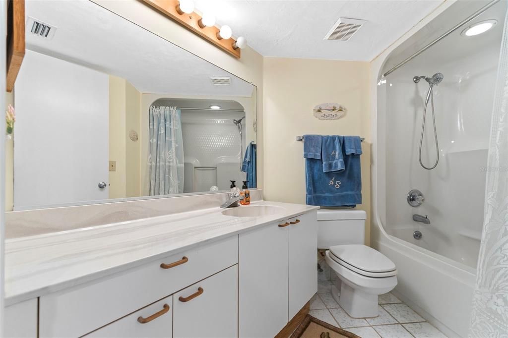 For Sale: $285,000 (2 beds, 2 baths, 1189 Square Feet)