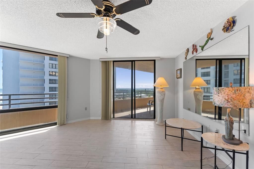 For Sale: $285,000 (2 beds, 2 baths, 1189 Square Feet)