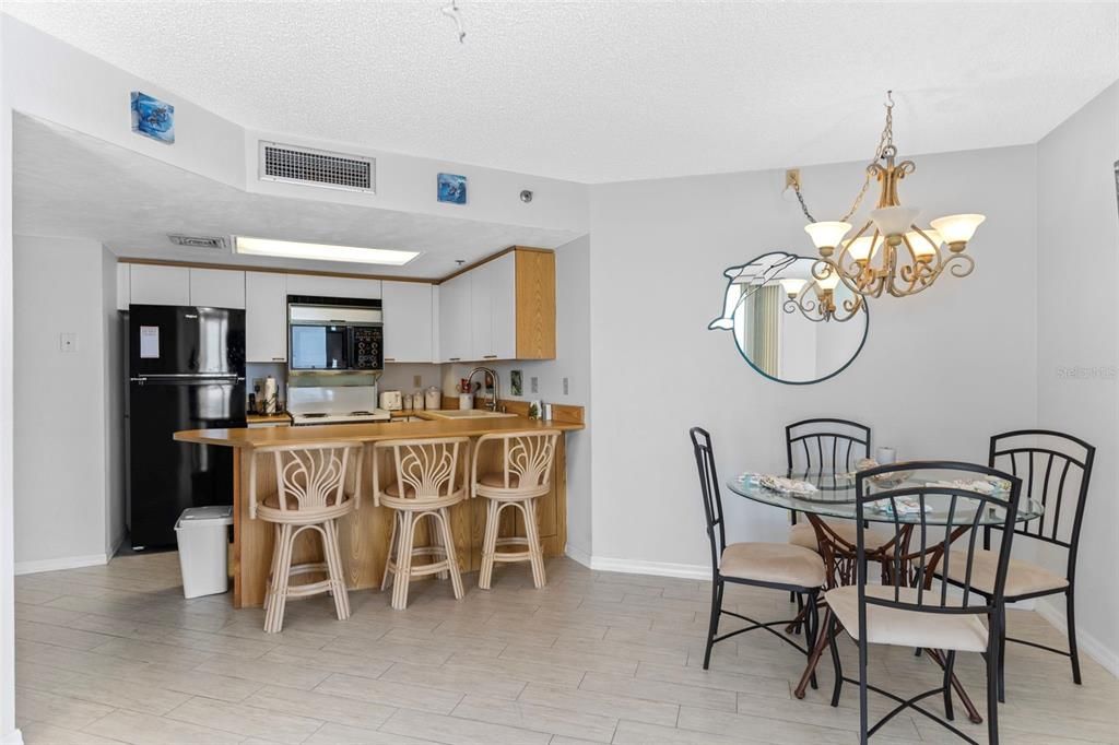 For Sale: $285,000 (2 beds, 2 baths, 1189 Square Feet)