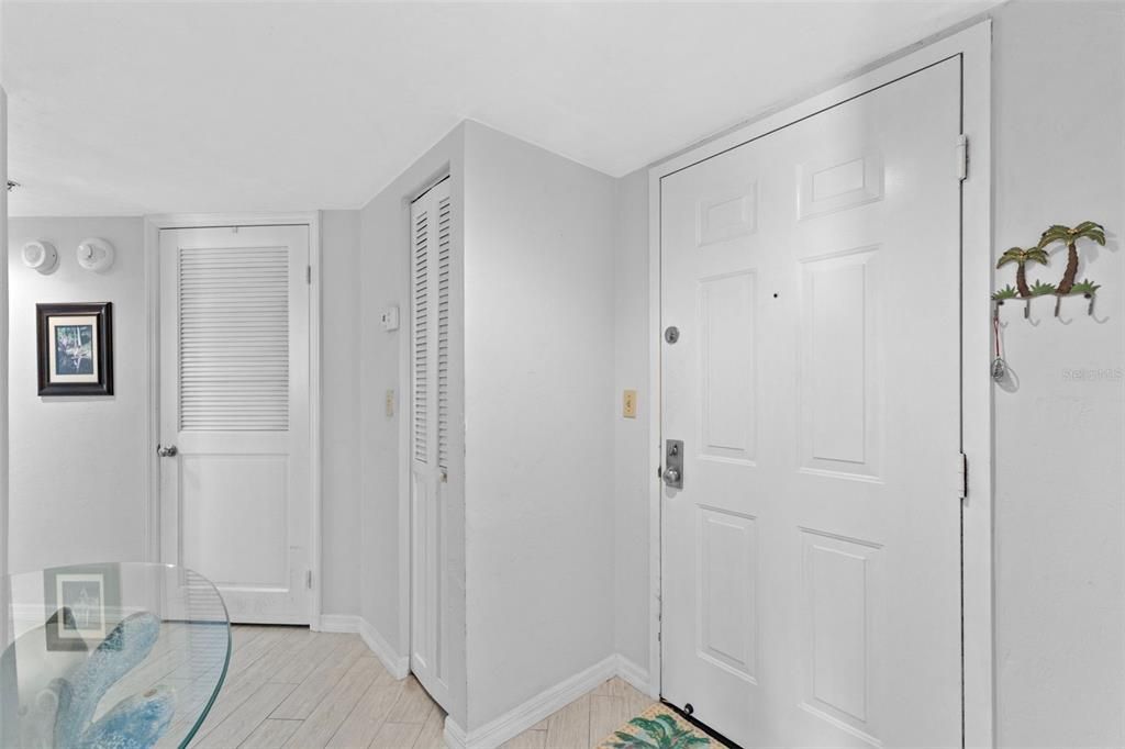 For Sale: $285,000 (2 beds, 2 baths, 1189 Square Feet)