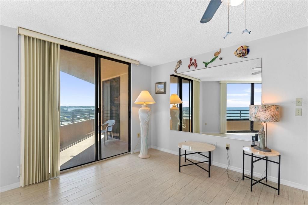 For Sale: $285,000 (2 beds, 2 baths, 1189 Square Feet)