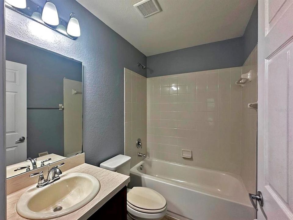 Под контрактом: $2,000 (4 спален, 2 ванн, 1690 Квадратных фут)