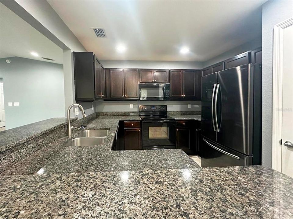 Под контрактом: $2,000 (4 спален, 2 ванн, 1690 Квадратных фут)