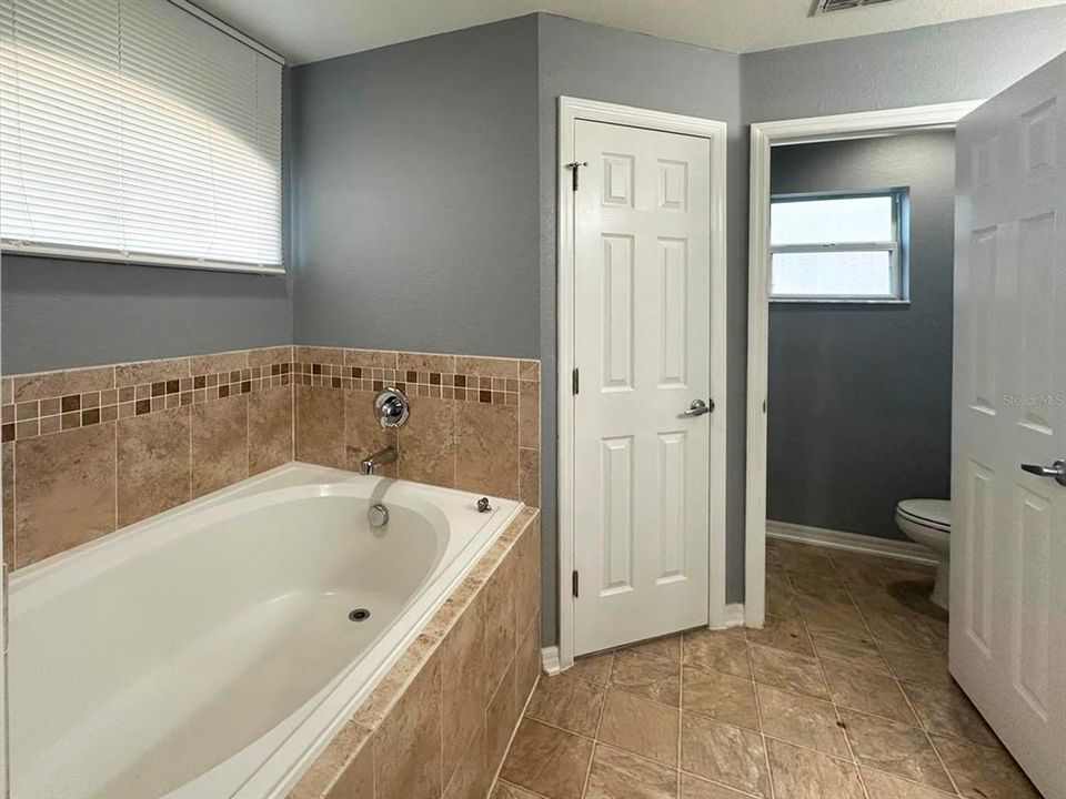 Под контрактом: $2,000 (4 спален, 2 ванн, 1690 Квадратных фут)