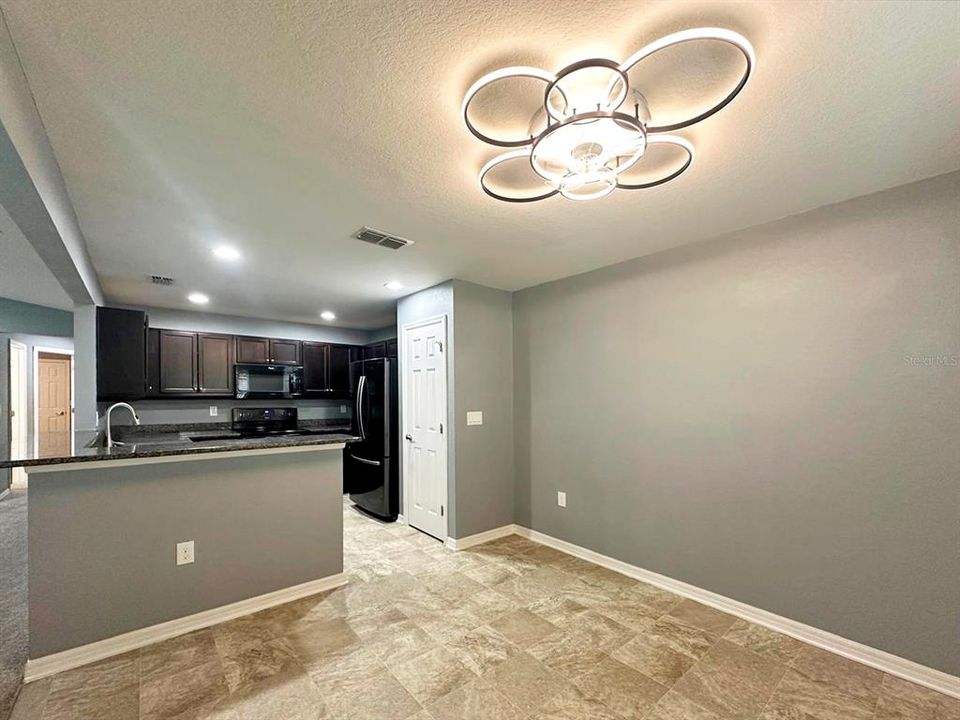 Под контрактом: $2,000 (4 спален, 2 ванн, 1690 Квадратных фут)